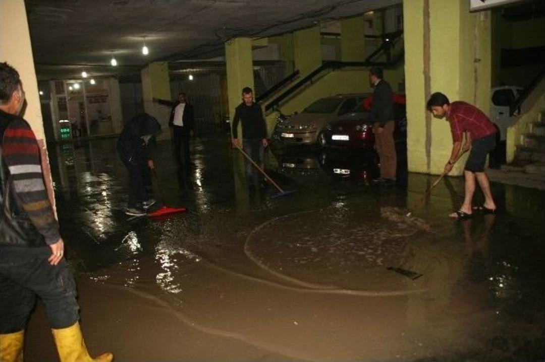 Yozgat&rsquo;ta Sağanak Yağış Yolları G&ouml;le &Ccedil;evirdi