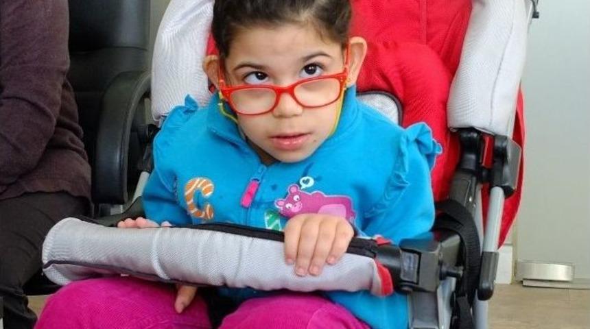 (özel Haber) Beyin Felci Olan Kızı İçin Hayırseverlerin Yardımını Bekliyor