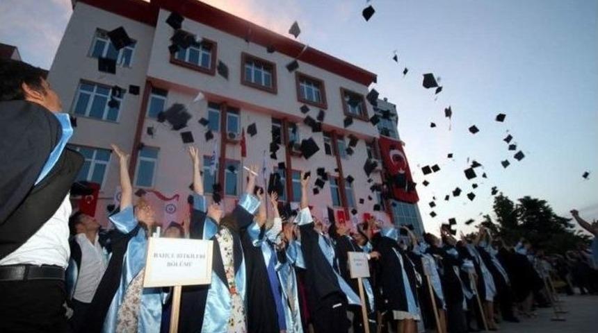 Ad&uuml;&rsquo;n&uuml;n Gen&ccedil; Ziraat&ccedil;ıları Mezuniyete Kep Fırlattı