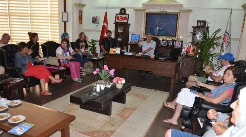 D&uuml;nya Ressamlarından Başkan Şaşmaz&rsquo;a Ziyaret