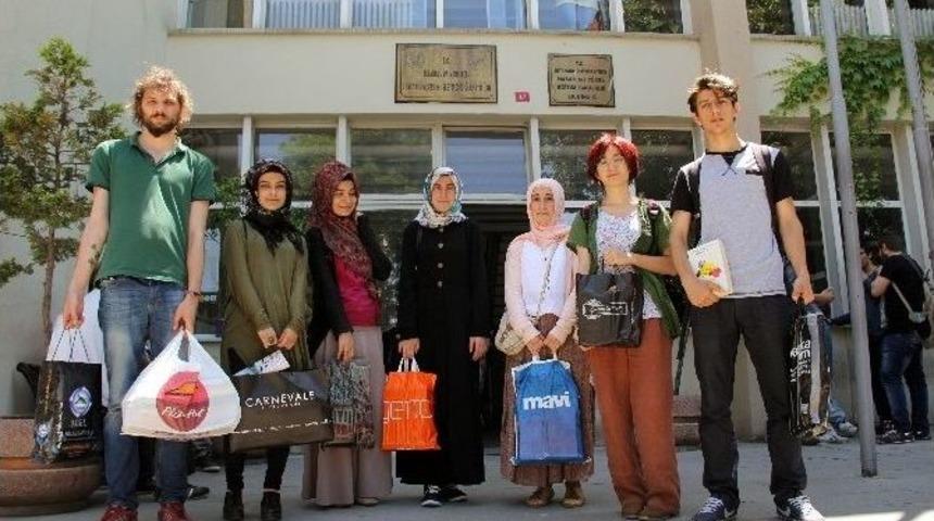 &Ccedil;ocuklar İ&ccedil;in Kapı Kapı Dolaşıyorlar