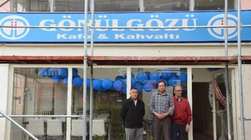 Bu Kafede Sadece G&ouml;rme Engelliler &Ccedil;alışıyor