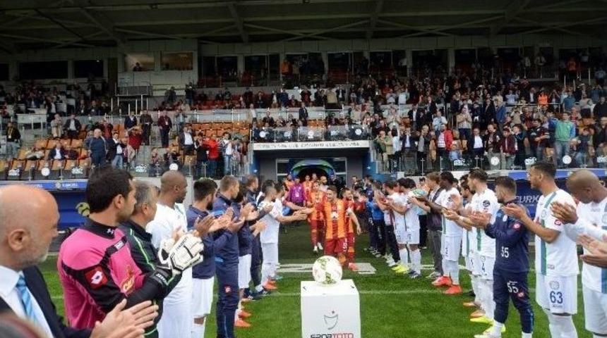 &Ccedil;aykur Rizespor, Galatasaray&rsquo;ı Alkışlarla Karşıladı