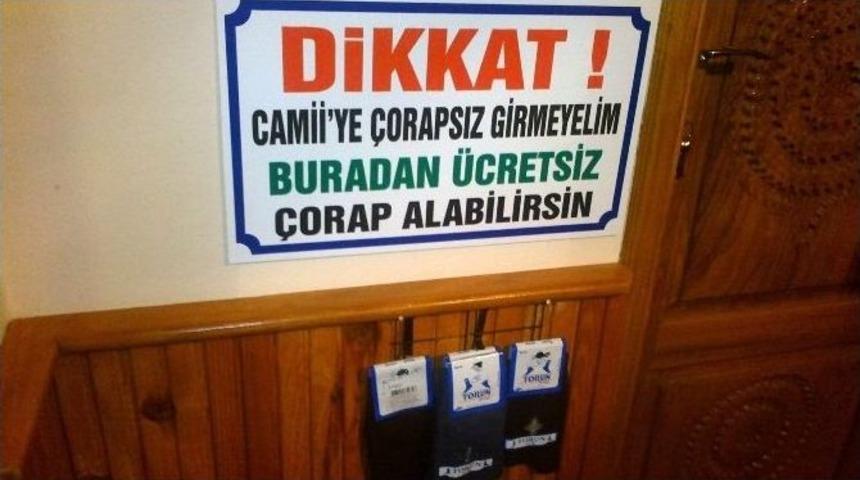Camiye &Ccedil;ıplak Ayakla Gelene &Uuml;cretsiz &Ccedil;orap
