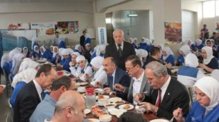 Sağlık Bakanı İş&ccedil;ilerle &Ouml;ğle Yemeği Yedi