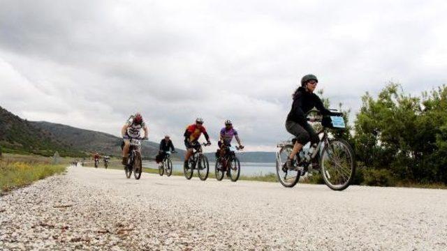 Bisikletle Salda Gölü Çevresini Dolaştılar