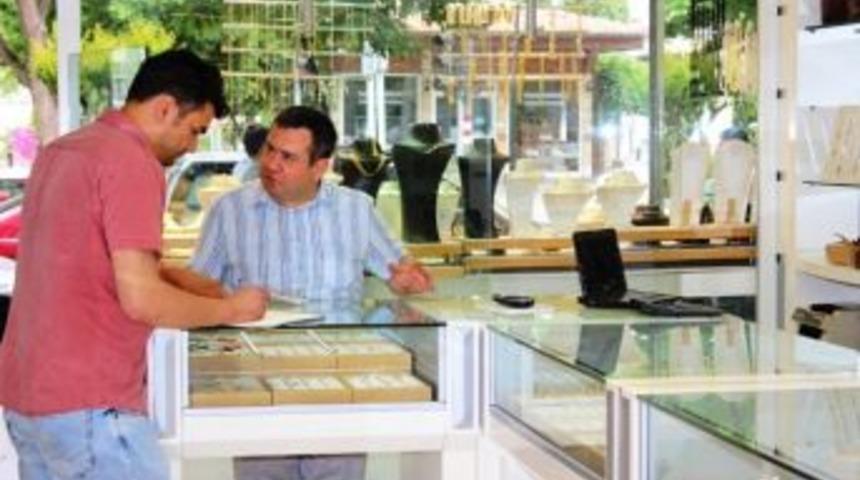 Y&uuml;z&uuml;k Hırsızı Kadın Kamerada