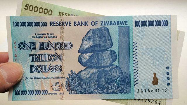 Harare yönetiminin hiperenflasyona tepkisi ulusal para olan Zimbabve dolarını bir süre kaldırıp ekonomiyi Amerikan dolarıyla çevirmeye çalışmak oldu