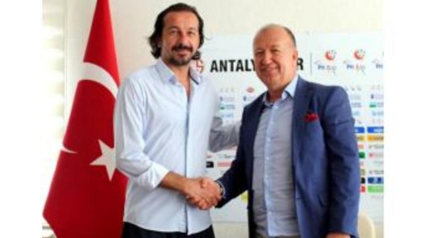 Antalyaspor'dan Yusuf Şimşek'le 3 Yıllık S&ouml;zleşme