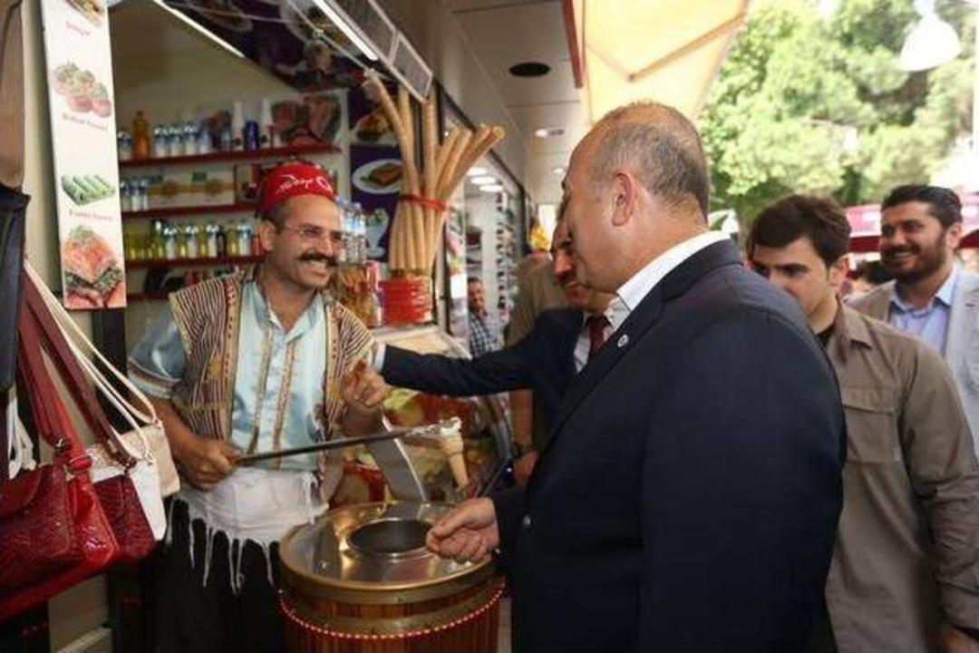 Bakan &Ccedil;avuşoğlu&rsquo;ndan Kuşadası&rsquo;nda Esnaf Turu