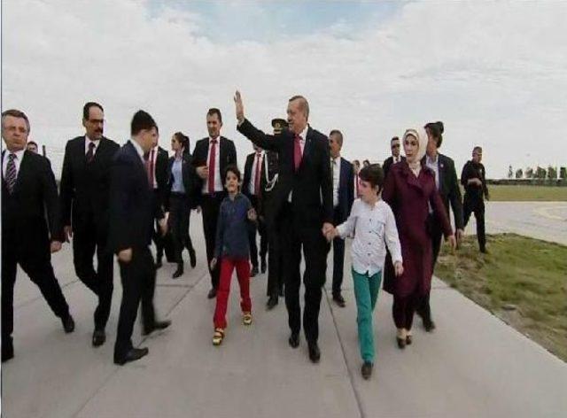 Erdoğan Ve Ailesini Taşıyan Helikopter Piste Iniş Sırasında Tehlike Atlattı