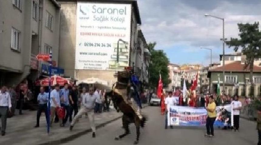 Fetih Y&uuml;r&uuml;y&uuml;ş&uuml;nde Temsili Akşemseddin Attan D&uuml;şt&uuml;