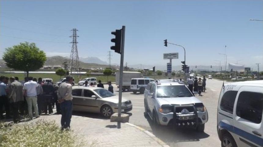 Ara&ccedil;larının &Ouml;n&uuml; Kesilen Tır S&uuml;r&uuml;c&uuml;leri Zor Anlar Yaşadı