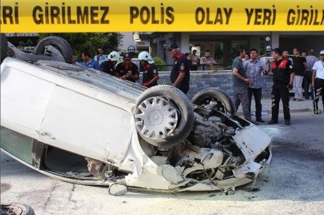 Polisten Ka&ccedil;arken Kaza Yapan Otomobilden Uzun Namlulu Silah &Ccedil;ıktı