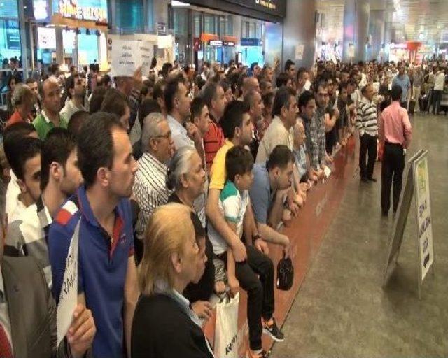 Türk Yıldızları'nın Gösterisi Hava Trafiğini Kitledi