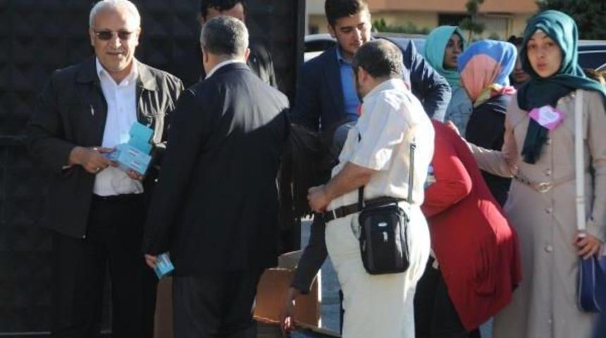 Gaziantep'te İmam Hatip Lisesi'ndeki Pilav G&uuml;n&uuml;nde Ak Parti Broş&uuml;rleri Dağıtıldı