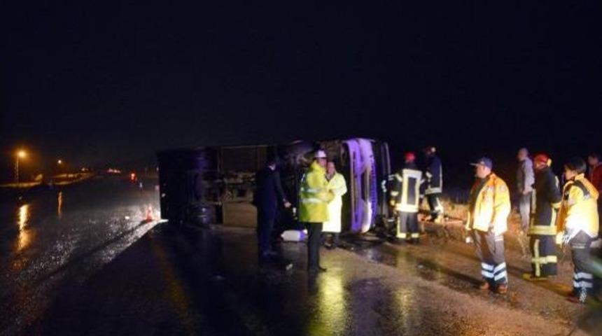 D&uuml;ğ&uuml;n Yolunda Kaza: 1 &Ouml;l&uuml; 11 Yaralı