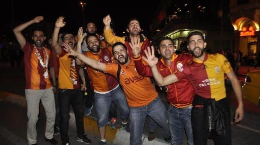Galatasaraylı Taraftarlar, Şampiyonluğu Taksim'de Kutladı