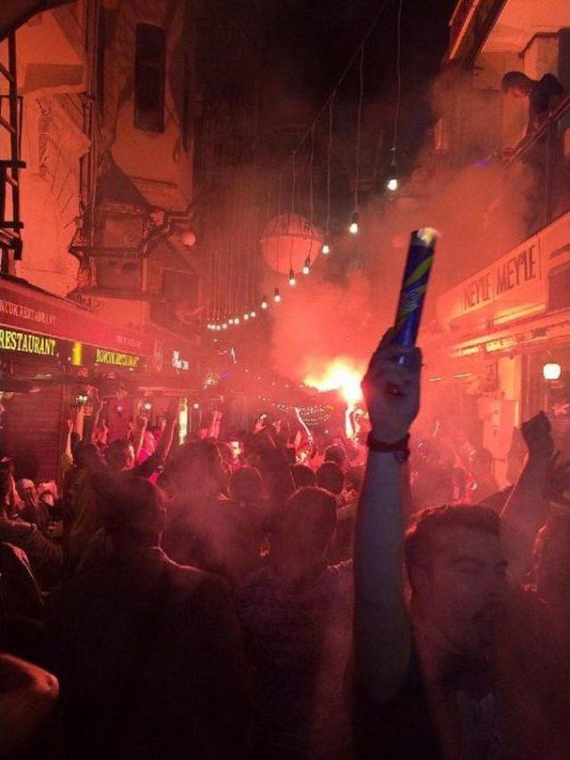 Galatasaraylı Taraftarlar, Şampiyonluğu Taksim'de Kutladı