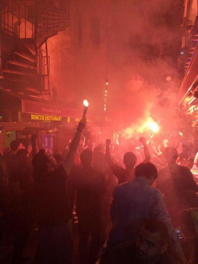 Galatasaraylı Taraftarlar, Şampiyonluğu Taksim'de Kutladı