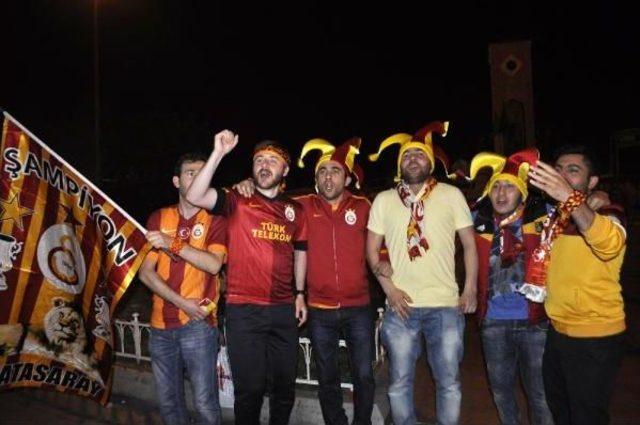 Galatasaraylı Taraftarlar, Şampiyonluğu Taksim'de Kutladı