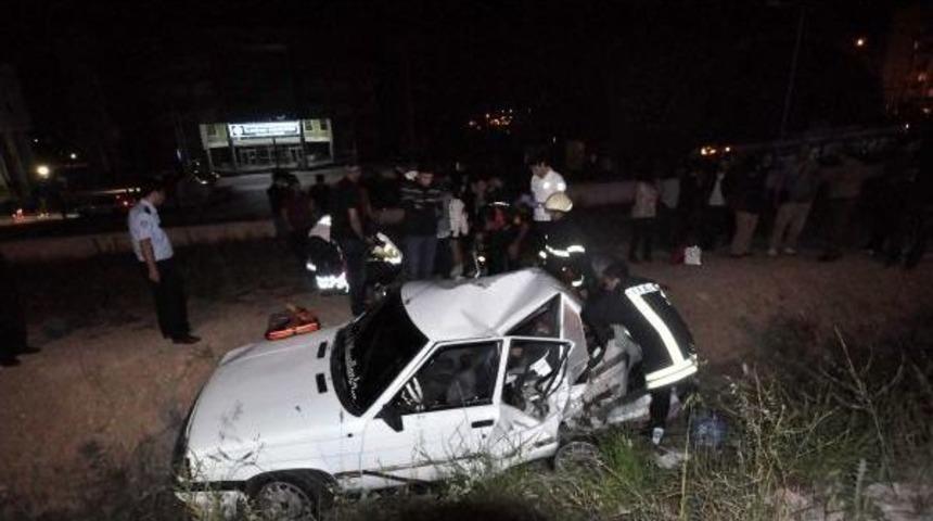 İki Otomobil &Ccedil;arpıştı: 6 Yaralı