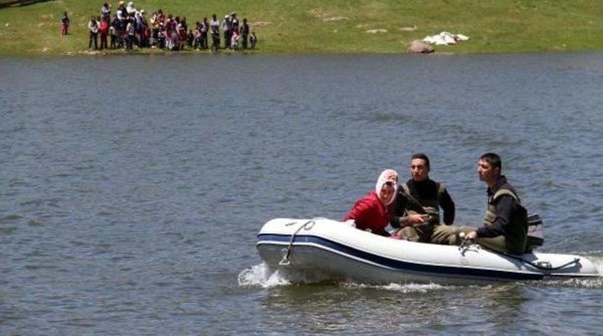 Hamile Kadın Jandarma Tarafından Botla Kurtarıldı