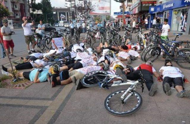 Bisikletli Gezgin Fransız Niaffe'nin Öldüren Kazayı Protesto Ettiler