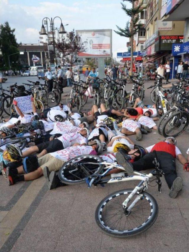 Bisikletli Gezgin Fransız Niaffe'nin Öldüren Kazayı Protesto Ettiler