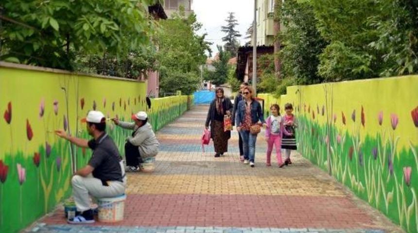 Ressam &Ccedil;ift&ccedil;in S&uuml;slediği Elektrik Trafosunu Sprey Boyayla Kirlettiler