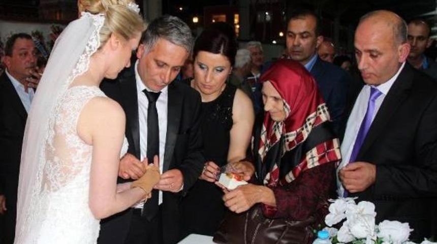 Belediye Başkanı, Pazaryerinde Yapılan D&uuml;ğ&uuml;nle Evlendi