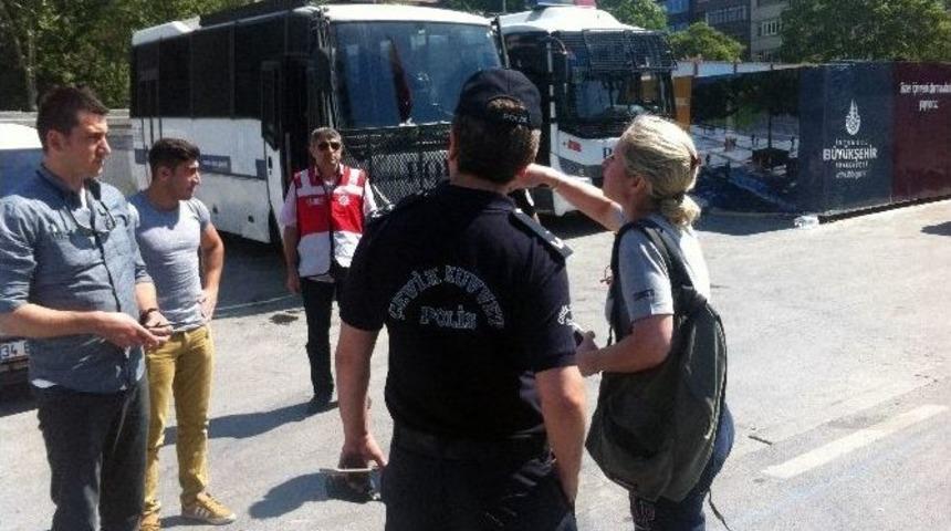 Taksim&rsquo;de Spora Gitmek İsteyen Kadınla Polis Arasında İlgin&ccedil; Diyalog