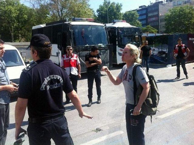 Taksim’de Spora Gitmek İsteyen Kadınla Polis Arasında İlginç Diyalog