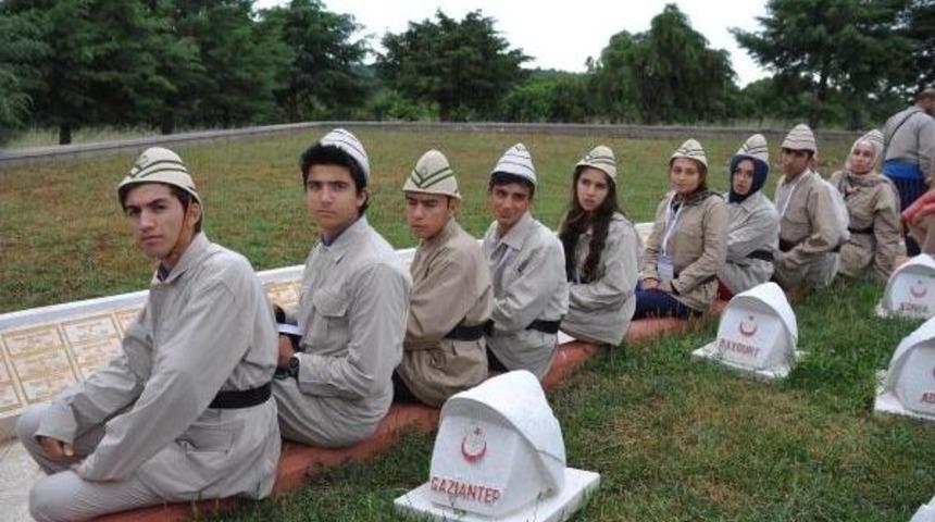 Şahinbeyli &Ouml;ğrenciler, Kına Yakarak &Ccedil;anakkale&rsquo;Ye Gitti