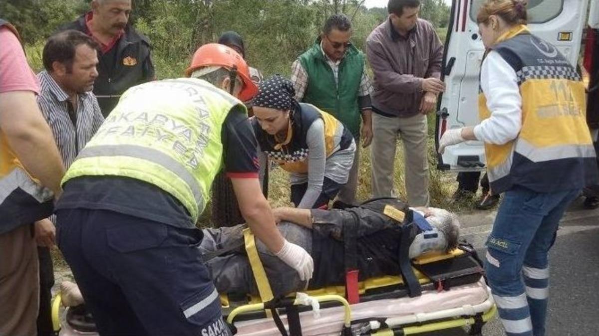 Trakt&ouml;r Dereye Yuvarlandı: 1 Yaralı