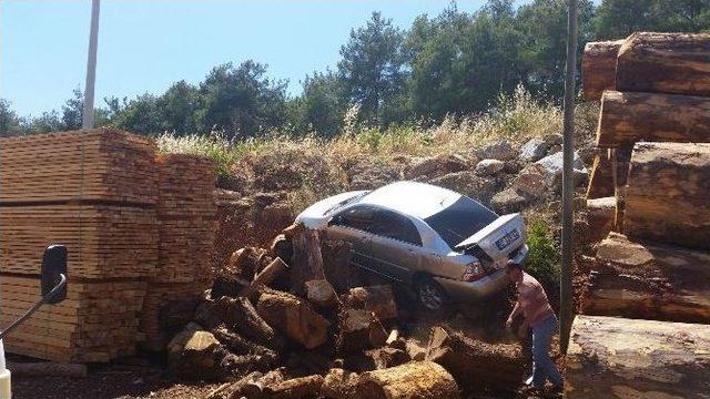 Kaldırıma Çarpan Otomobil Odun Deposuna Uçtu