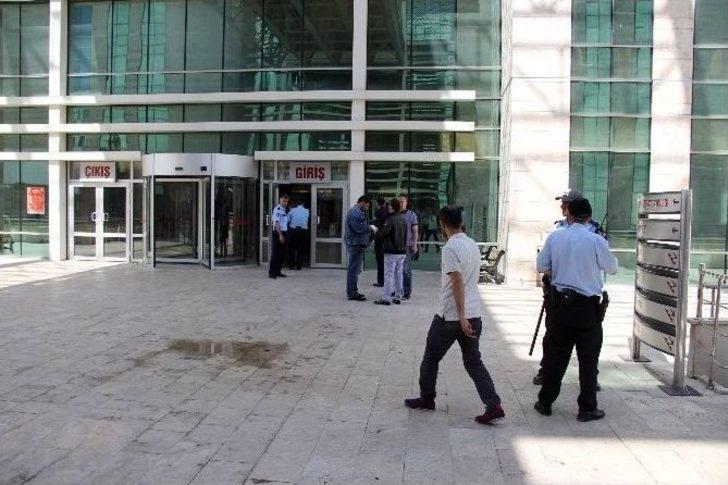 Adliyeye Çıkartılan Zanlı Bıçaklandı G3