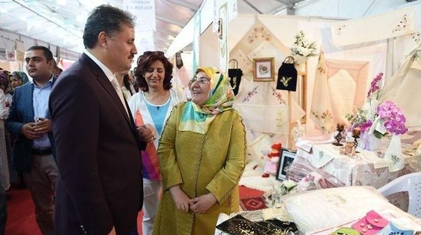 Başkan &Ccedil;akır, El Emeği G&ouml;z Nuru Fuarını Gezdi