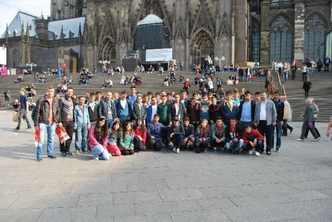 Edremitli &Ouml;ğrencilerin Hollanda Ve Almanya Gezisi