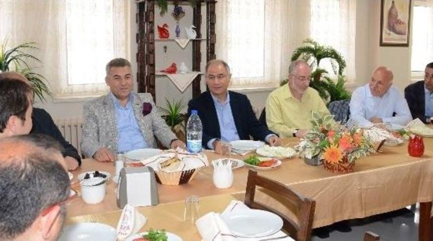 Efkan Ala K&ouml;şe Yazarları İle Bir Araya Geldi