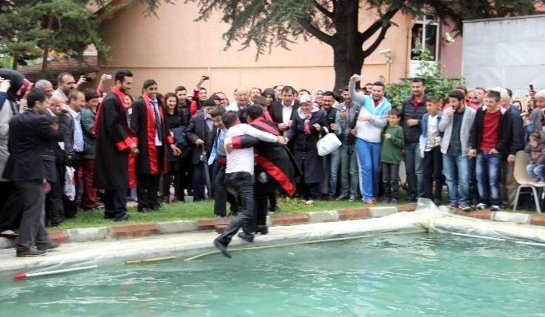 &Ouml;ğretmen Adayları Havuzda Islandı