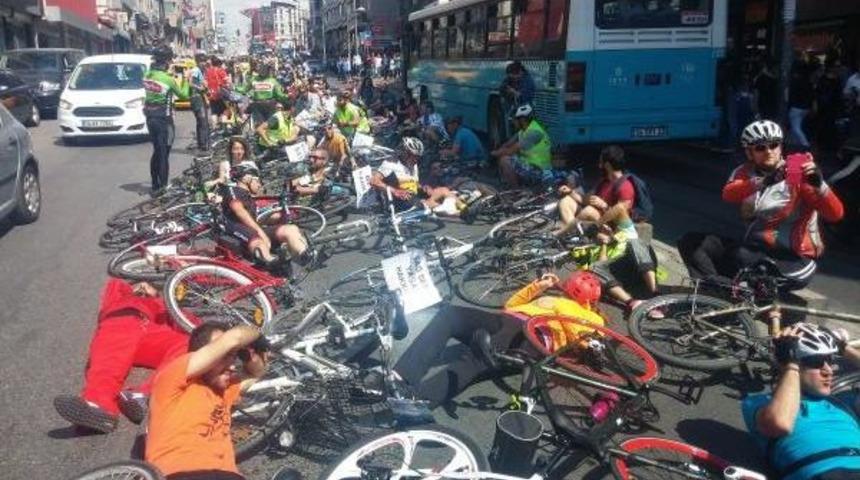 "300 Bisikletli"den "bisiklette &Ouml;l&uuml;mlere Son" Eylemi