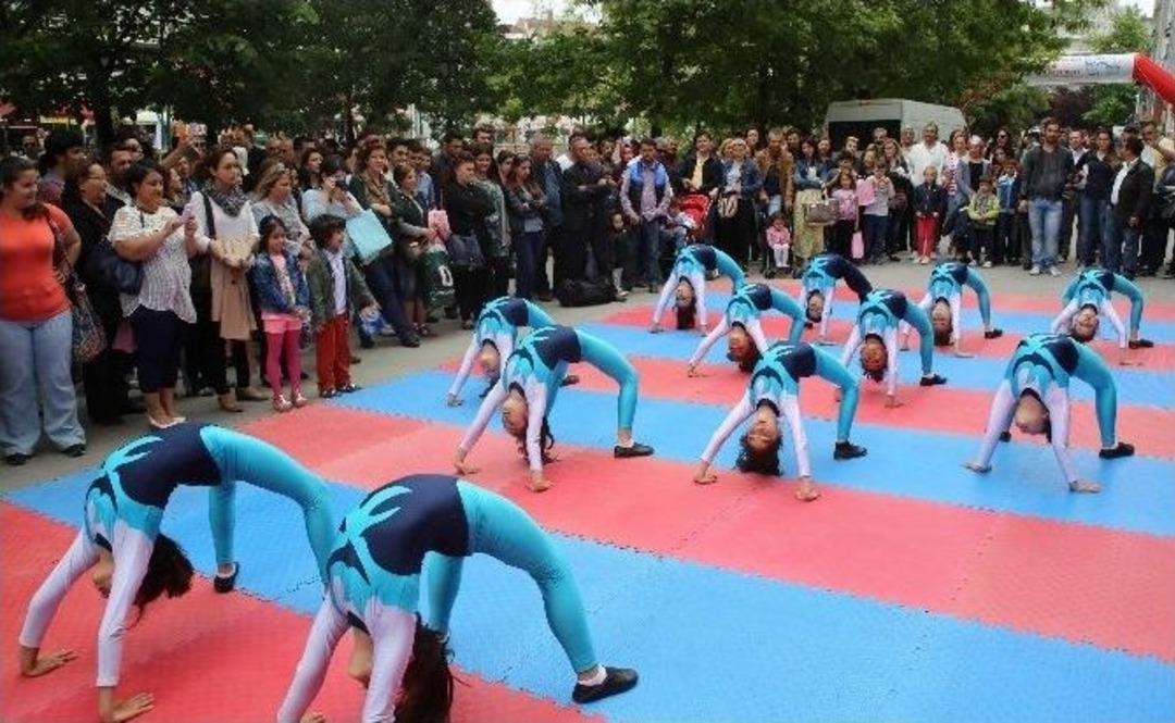 Sokakta Bir Şeyler Oldu