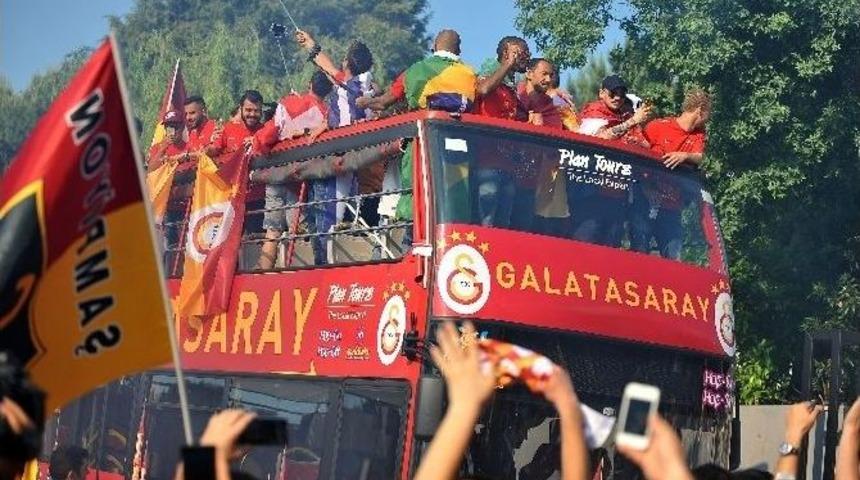 Galatasaray Kafilesi Stadyuma Hareket Etti