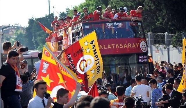 Galatasaray Kafilesi Stadyuma Hareket Etti