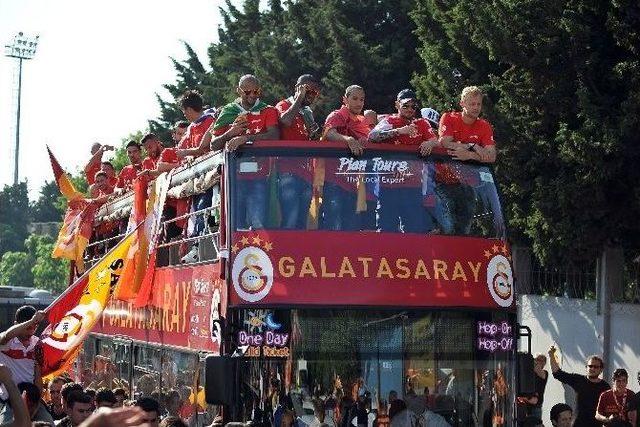 Galatasaray Kafilesi Stadyuma Hareket Etti