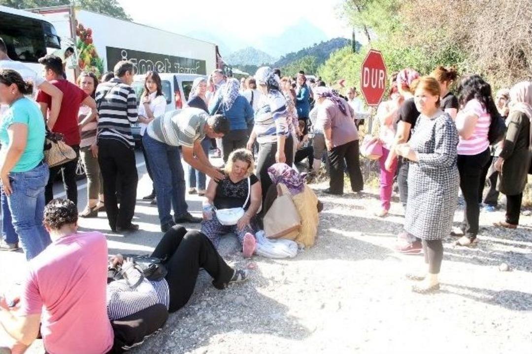 Antalya&rsquo;da Zincirleme Trafik Kazası: 20&rsquo;ye Yakın Yaralı