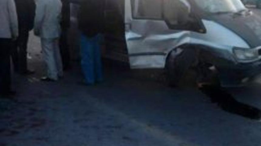 Tatvan&rsquo;da Trafik Kazası: 10 Yaralı