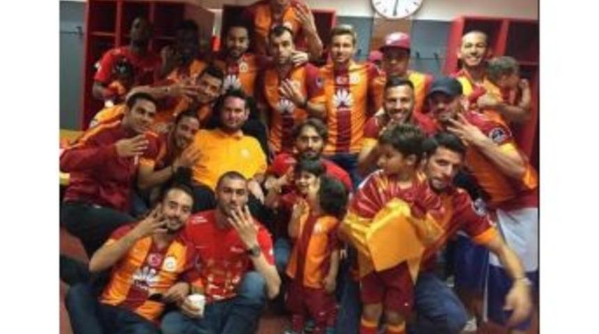 Galatasaraylı Futbolculardan Soyunma Odası Pozu