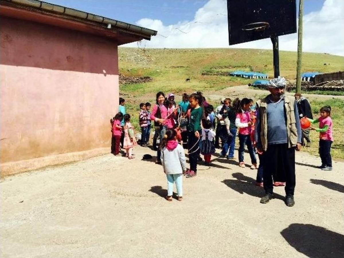Ankara İpek &Uuml;niversitesi &Ouml;ğrencilerinden &Ouml;rnek Davranış